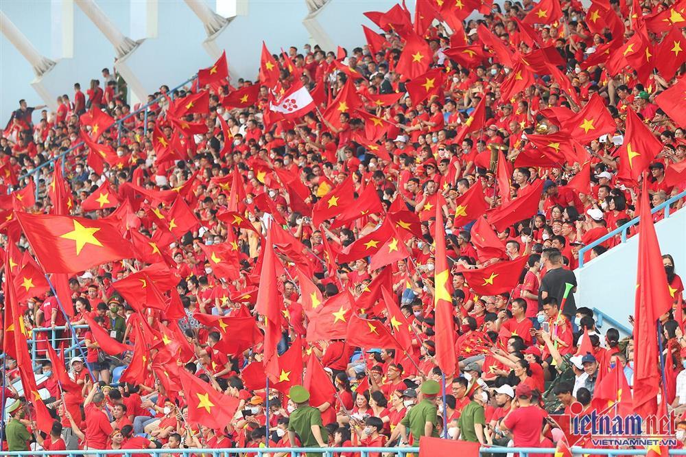 Cam Pha Stadium is covered in red with the stands to fire up the Vietnamese women's team-7