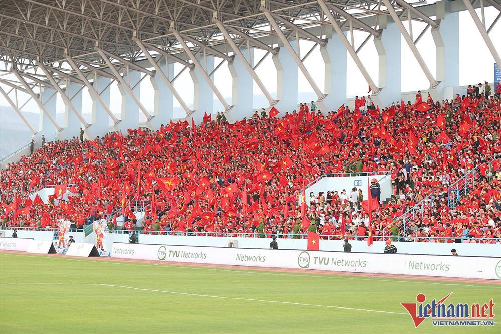 Cam Pha Stadium is covered with red in the stands to fire up the Vietnamese women's team-8