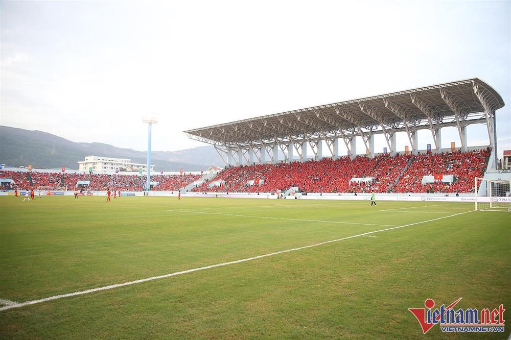 Cam Pha Stadium is covered in red with the stands to fire up the Vietnamese women's team-9
