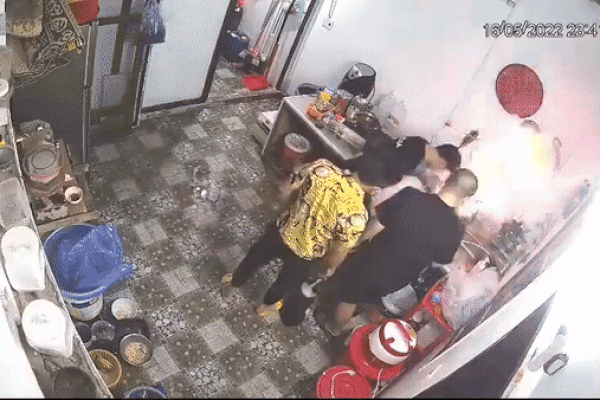 Đang ngồi chơi, bé gái bất ngờ bốc cháy vì người nhà nướng mực, clip 9 giây kinh hãi-1
