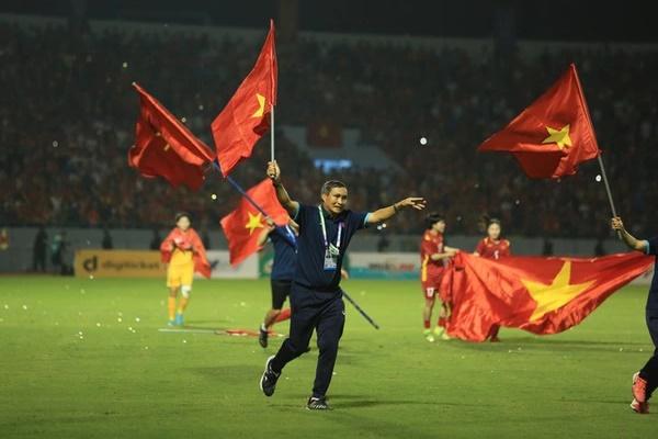 Hình ảnh giản dị của HLV Mai Đức Chung bên người vợ tào khang-5