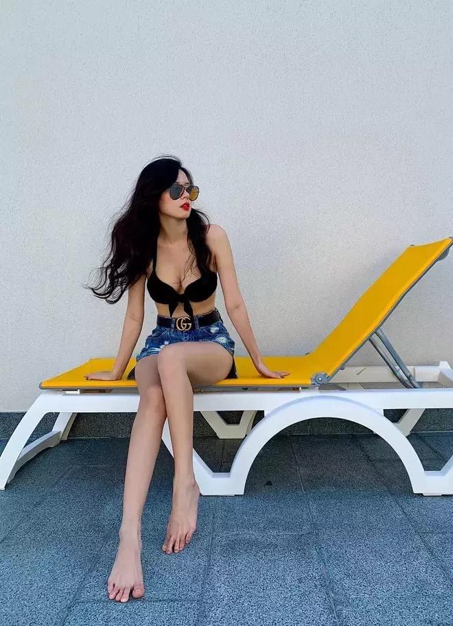 Midu diện bikini bé bằng bàn tay, vẫn được fans khen nức nở-6