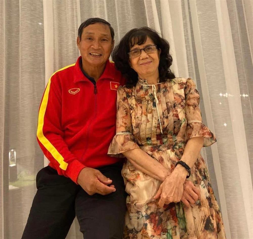 Hình ảnh giản dị của HLV Mai Đức Chung bên người vợ tào khang-3