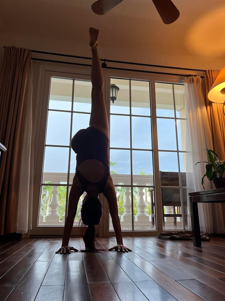 Bà xã Bình Minh diện áo tắm lộn mèo cực đỉnh-3