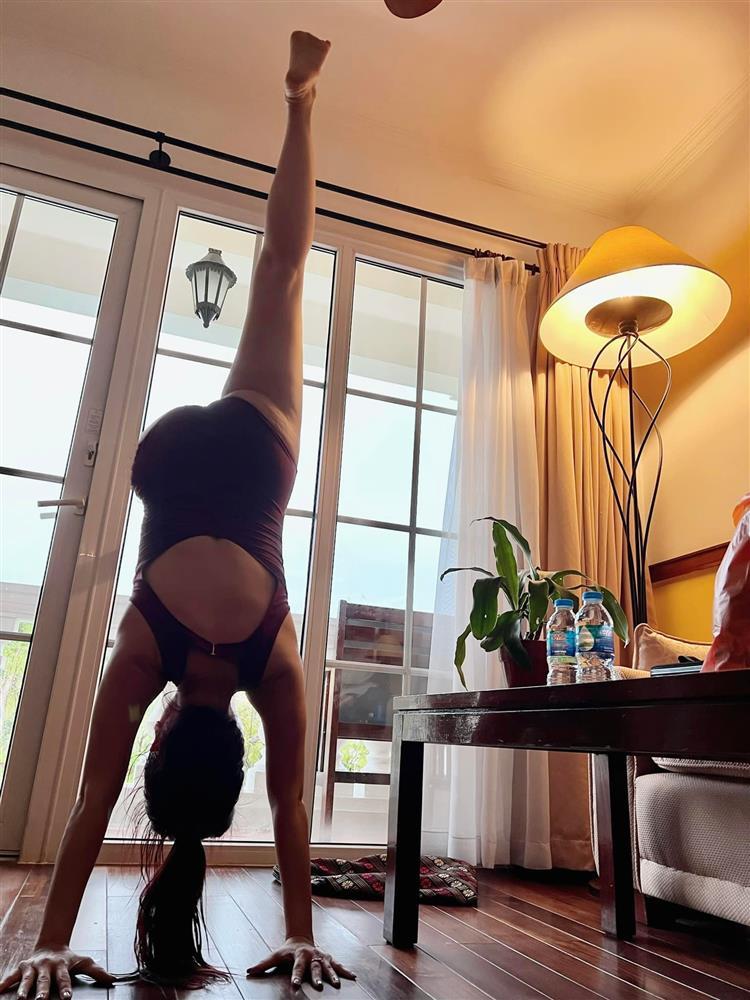 Bà xã Bình Minh diện áo tắm lộn mèo cực đỉnh-4