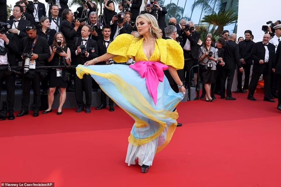 Trong lần đầu tham dự Cannes, ca sĩ Tallia Storm mất điểm vì chiếc váy màu mè. Trang Eviemagazine nhận xét phần vai bồng, chiếc nơ to bản ở eo, tông màu neon tạo nên một tổng thể lộn xộn. Tatlerasia cho rằng mẫu thiết kế phù hợp cho những cô bé tuổi vị thành niên. Ảnh: AP.