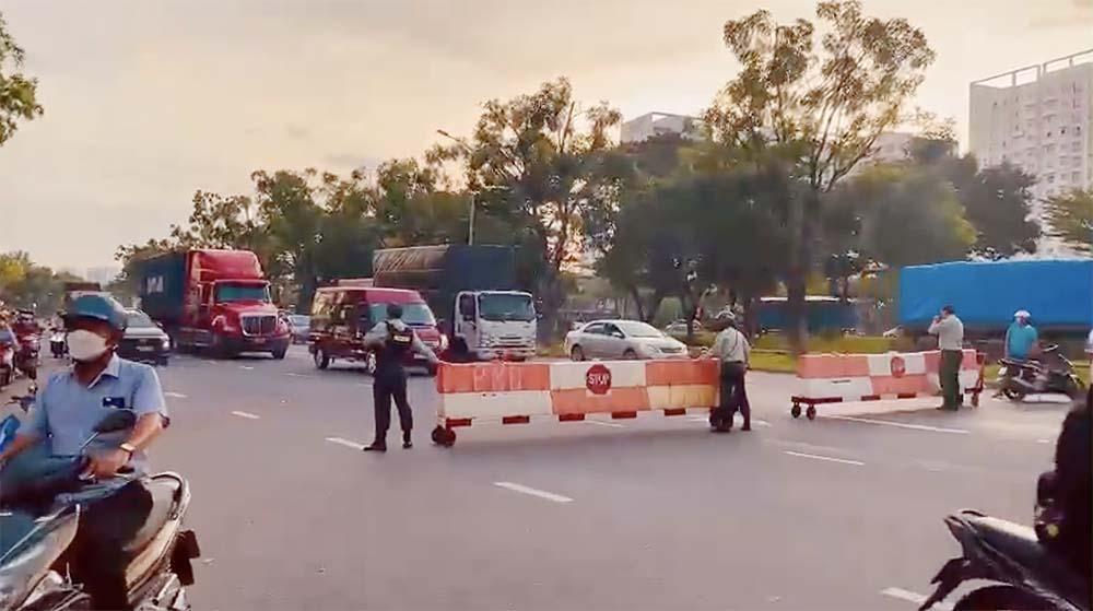 Bảo vệ Phú Mỹ Hưng kéo barie, chặn bắt cướp giật như phim-1