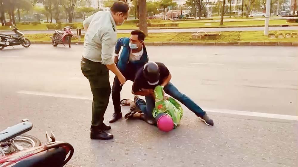 Bảo vệ Phú Mỹ Hưng kéo barie, chặn bắt cướp giật như phim-2