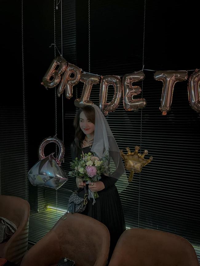 Minh Hằng diện đầm cut-out vòng 1 gợi cảm trong tiệc độc thân-1