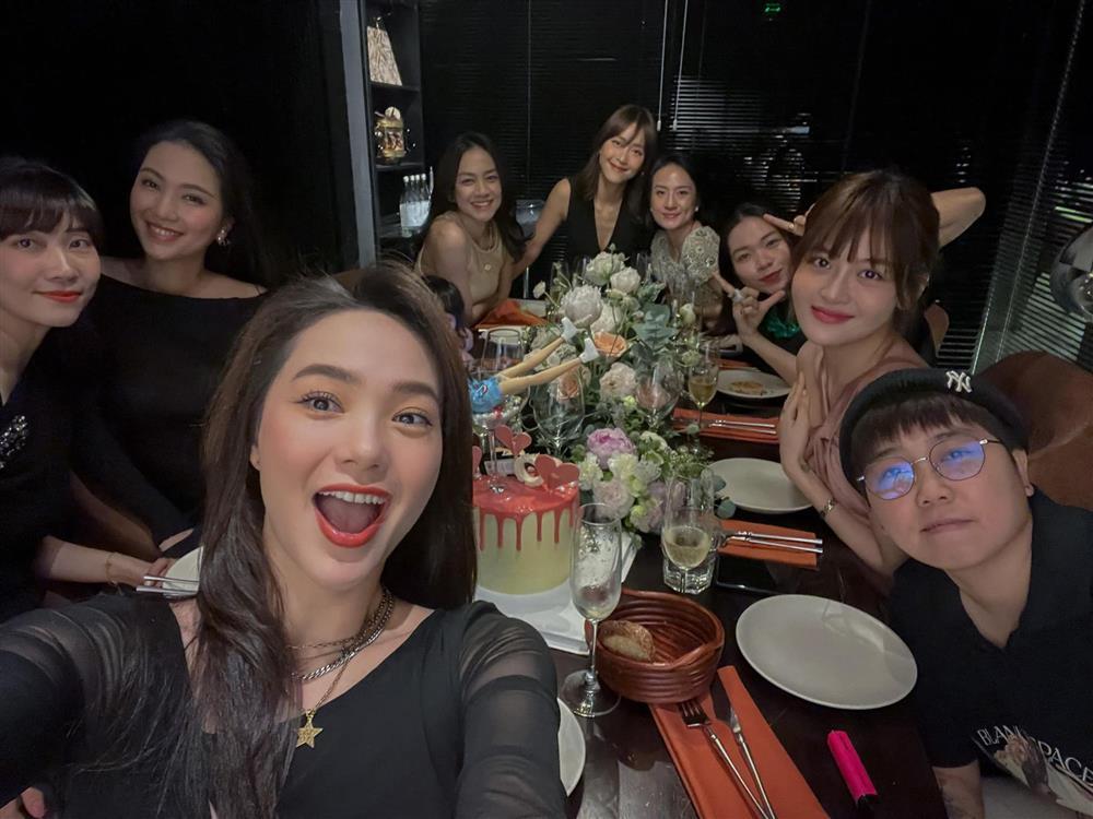 Minh Hằng diện đầm cut-out vòng 1 gợi cảm trong tiệc độc thân-3