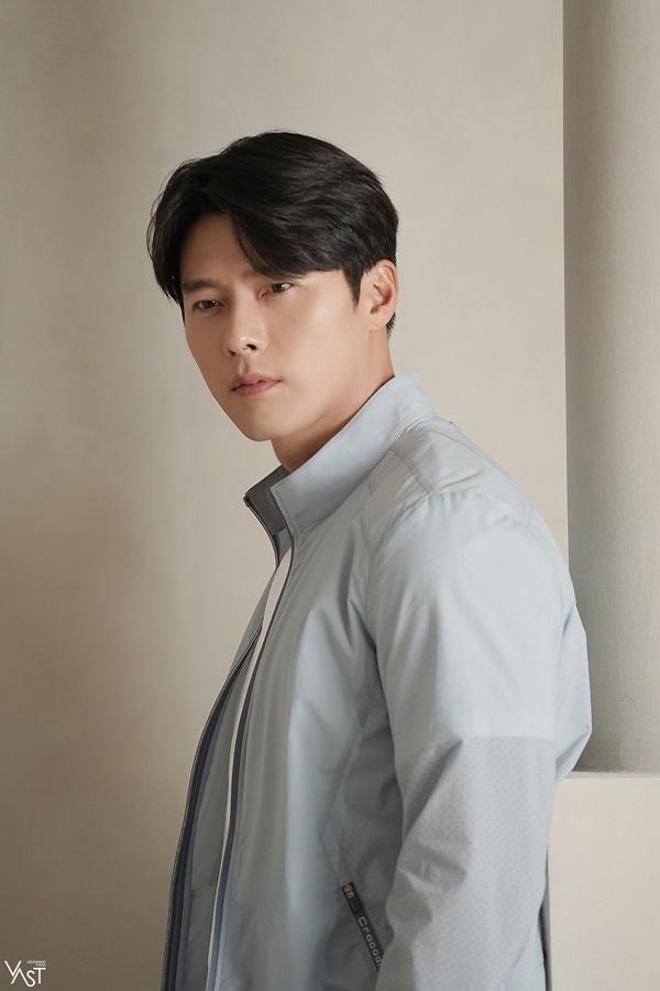 Mới đây, công ty quản lý đã đăng tải những khoảnh khắc hậu trường của Hyun Bin trong buổi chụp hình quảng cáo thực hiện cho một thương hiệu thời trang lớn.