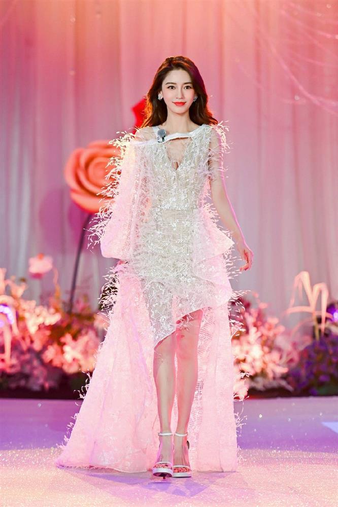 Angela Baby lộ thân hình trơ xương như mắc treo quần áo-3