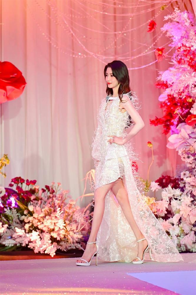 Angela Baby lộ thân hình trơ xương như mắc treo quần áo-5