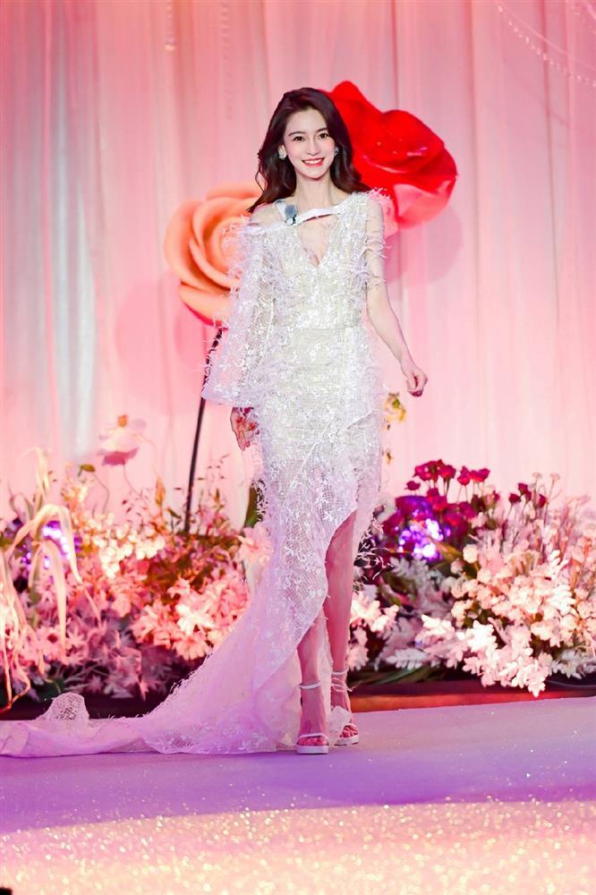 Angela Baby lộ thân hình trơ xương như mắc treo quần áo-6