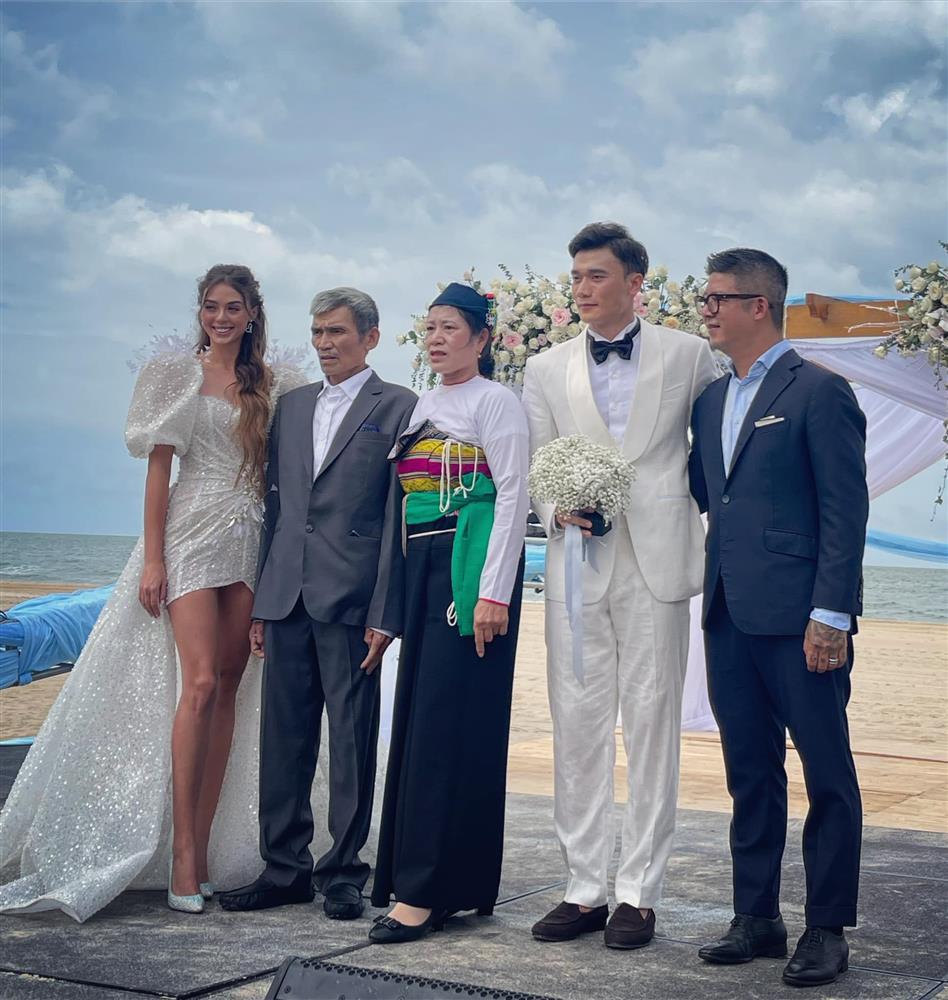 No flowing skirt, western wife Bui Tien Dung wears a unique wedding dress on the sea-3