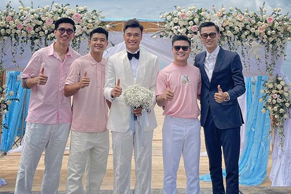 Goalkeeper Bui Tien Dung gets married, Vietnamese stars join in the fun