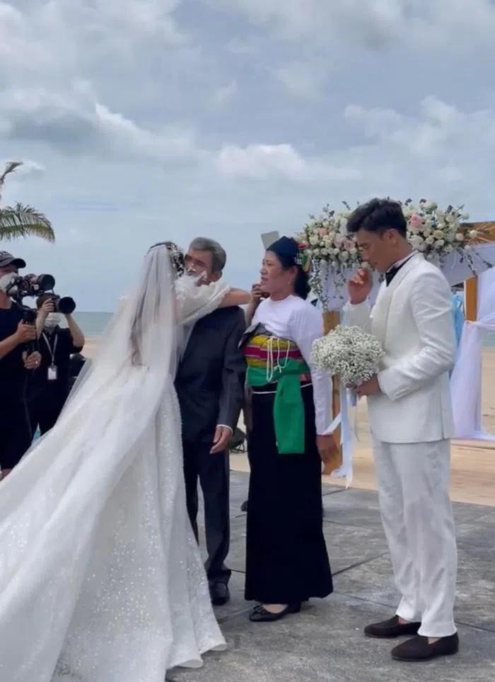 No flared skirt, western wife Bui Tien Dung wears a unique wedding dress on the sea-5