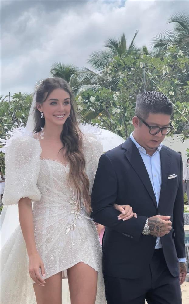 Không bồng xòe, vợ tây Bùi Tiến Dũng mặc đầm cưới độc đáo-4