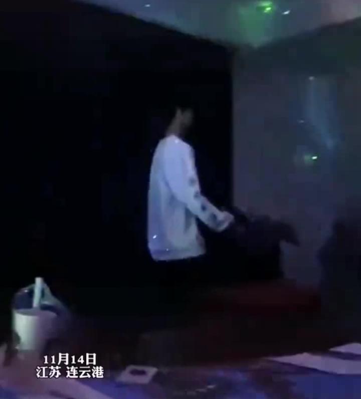 Bày kế hoạch cầu hôn, lúc quỳ gối tỏ tình mới biết... nhầm bạn gái-2