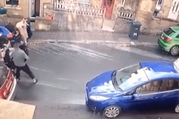 Clip: Va chạm giao thông, 4 người choảng nhau như phim chưởng