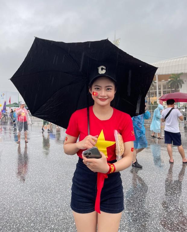 Giới trẻ đội mưa đến chung kết, mong U23 Việt Nam chiến thắng-1