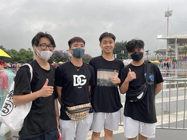 Giới trẻ đội mưa đến chung kết, mong U23 Việt Nam chiến thắng-5