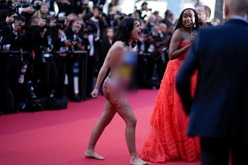 Người phụ nữ khỏa thân, không ngừng la hét trên thảm đỏ Cannes-1