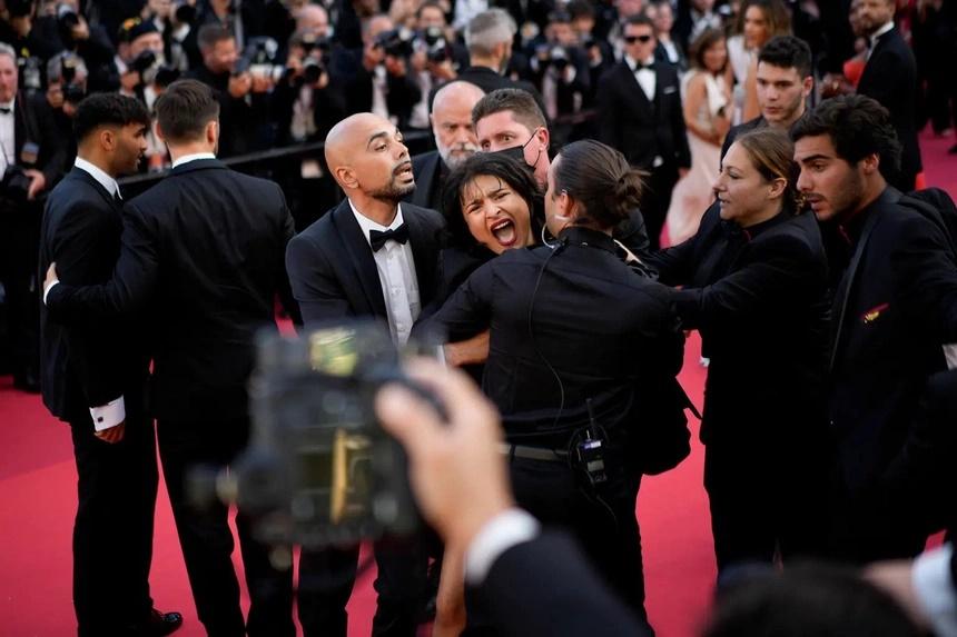 Người phụ nữ khỏa thân, không ngừng la hét trên thảm đỏ Cannes-2