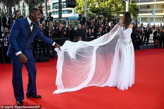 Người phụ nữ khỏa thân, không ngừng la hét trên thảm đỏ Cannes-3