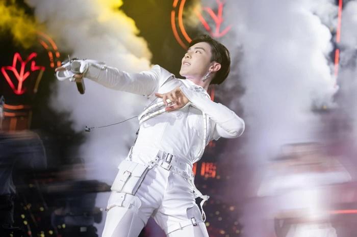 Khán giả yêu cầu hát hit Đức Phúc, Erik phải lật đật làm một điều-2