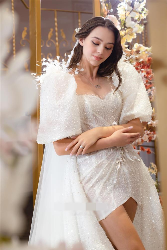 Close-up and meaning of the beautiful wedding dress model of Bui Tien Dung's wife-3