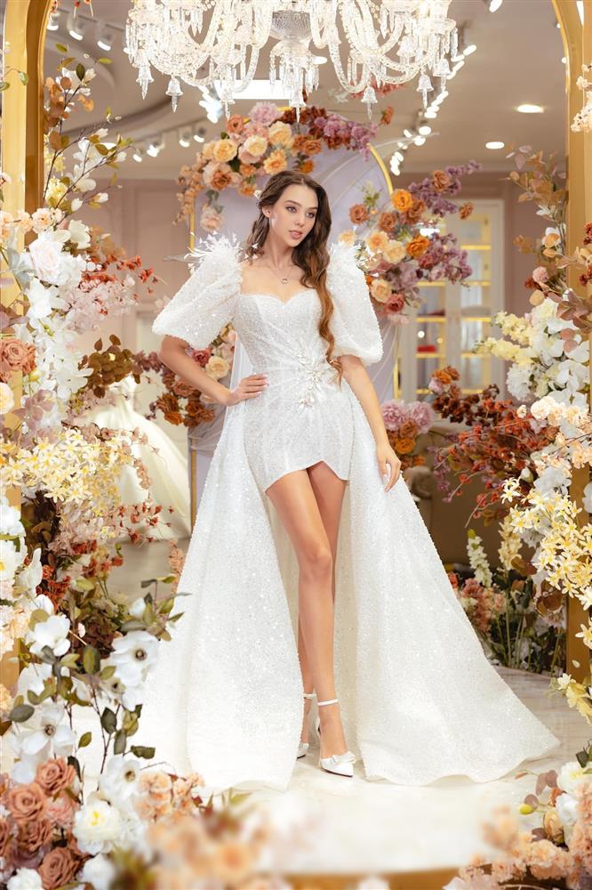 Close-up and meaning of the beautiful wedding dress model of Bui Tien Dung's wife-4