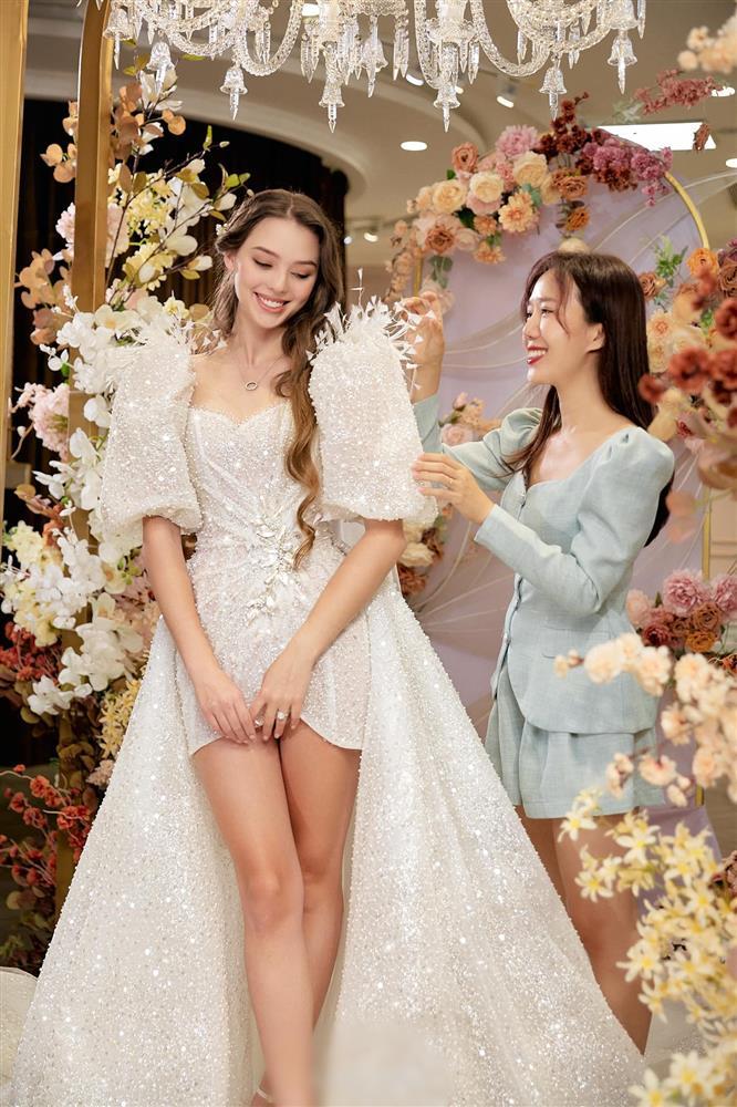 Close-up and the meaning of the beautiful wedding dress model of Bui Tien Dung's wife-5