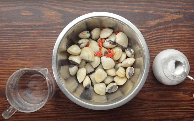 Làm sạch ngao với muối chưa đủ, thêm 1 thứ ắt nhả cát nhanh-2