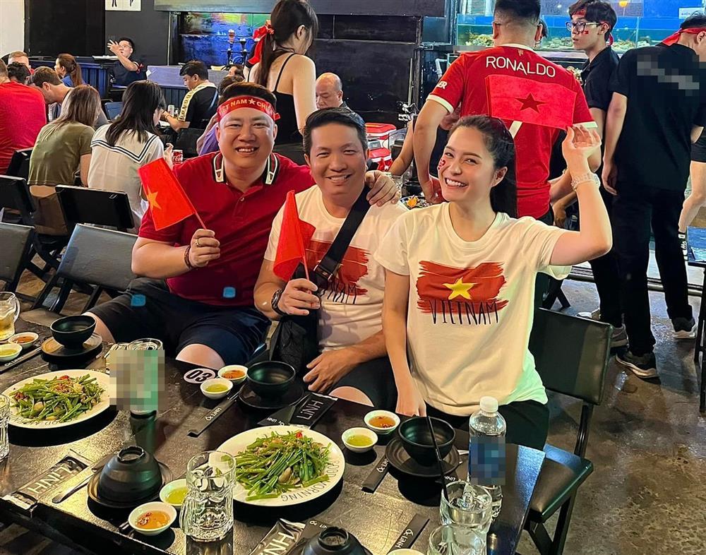 Ông xã Đoàn Di Băng tặng dung dịch vệ sinh cho U23 Việt Nam-4