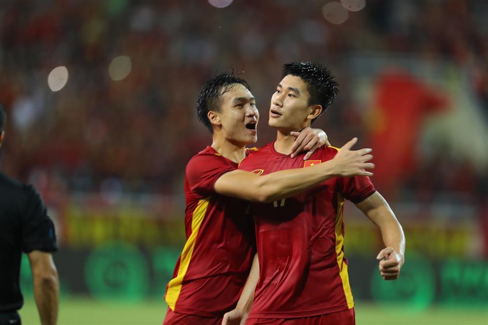 The head of the Thai football team burst into tears when the Vietnamese team declared themselves king-1