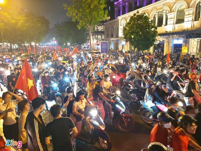 CĐV cả nước ra đường mừng chiến thắng vang dội U23 Việt Nam-12