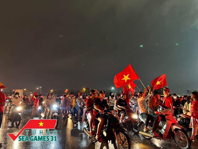 CĐV cả nước ra đường mừng chiến thắng vang dội U23 Việt Nam-6