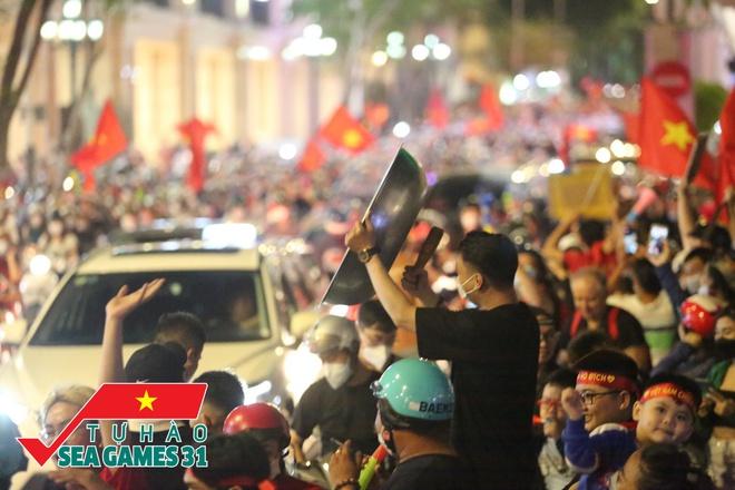 CĐV cả nước ra đường mừng chiến thắng vang dội U23 Việt Nam-7