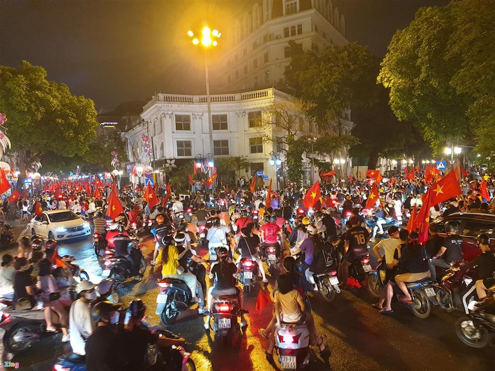 Fans across the country took to the streets to celebrate the resounding victory of U23 Vietnam-13