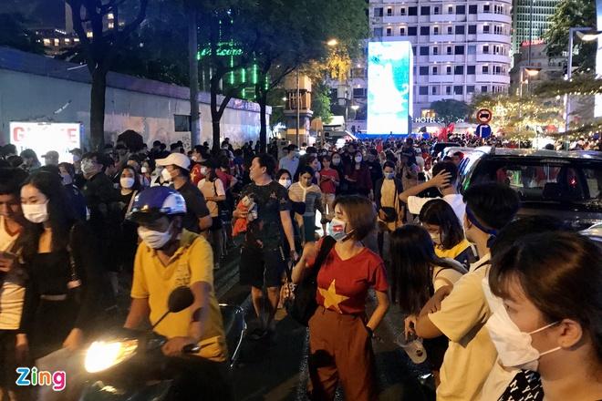 CĐV cả nước ra đường mừng chiến thắng vang dội U23 Việt Nam-16