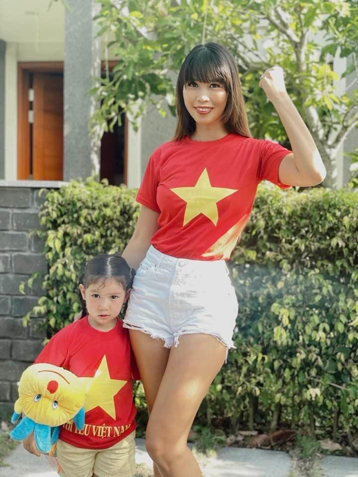 Cổ vũ U23 Việt Nam, Cường Đô La khiến con gái khóc thét-7