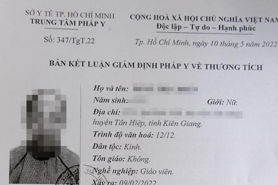 Nữ giáo viên tiểu học ở TP.HCM bị nhóm Youtuber đánh gãy vai