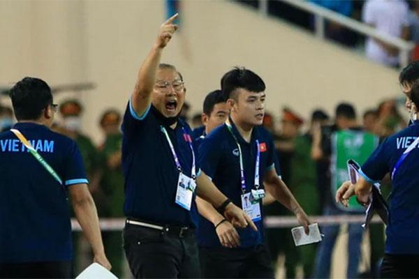 Coach Park Hang Seo reminded the referee to blow the whistle to avoid the students losing unfairly
