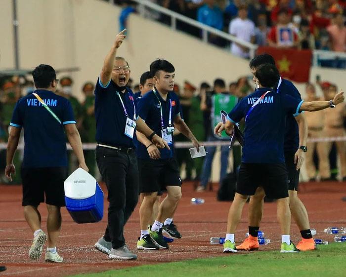 Thầy Park sốt ruột nhắc trọng tài thổi còi, tránh học trò thua oan-2