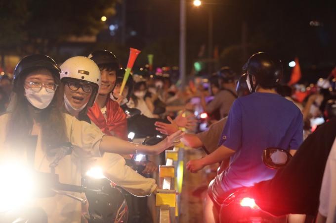 CĐV đánh thủng nồi, mang giấy khen, biển chưa có người yêu đi bão-3