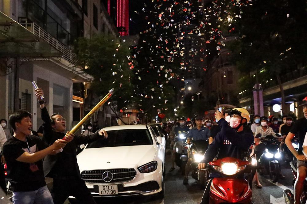 CĐV đánh thủng nồi, mang giấy khen, biển chưa có người yêu đi bão-4