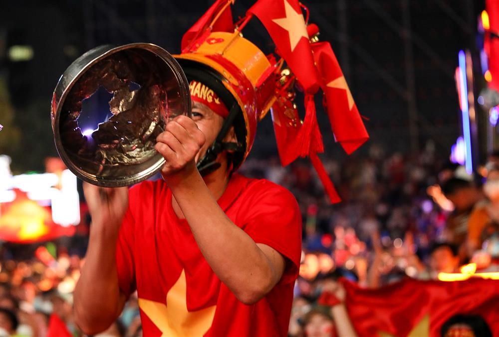 CĐV đánh thủng nồi, mang giấy khen, biển chưa có người yêu đi bão-7