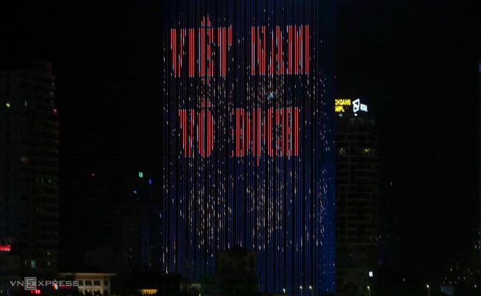 CĐV đánh thủng nồi, mang giấy khen, biển chưa có người yêu đi bão-13