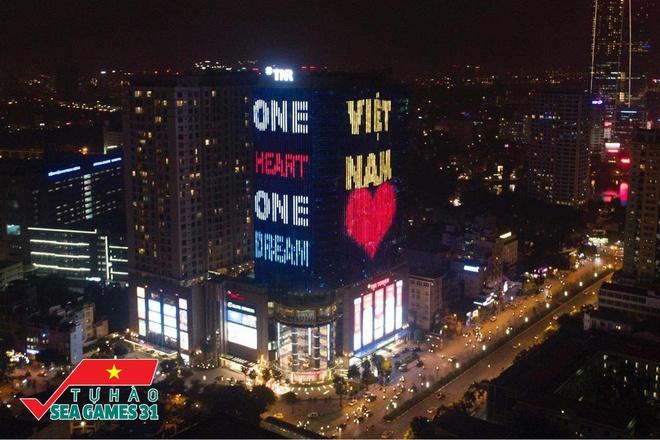 CĐV đánh thủng nồi, mang giấy khen, biển chưa có người yêu đi bão-14